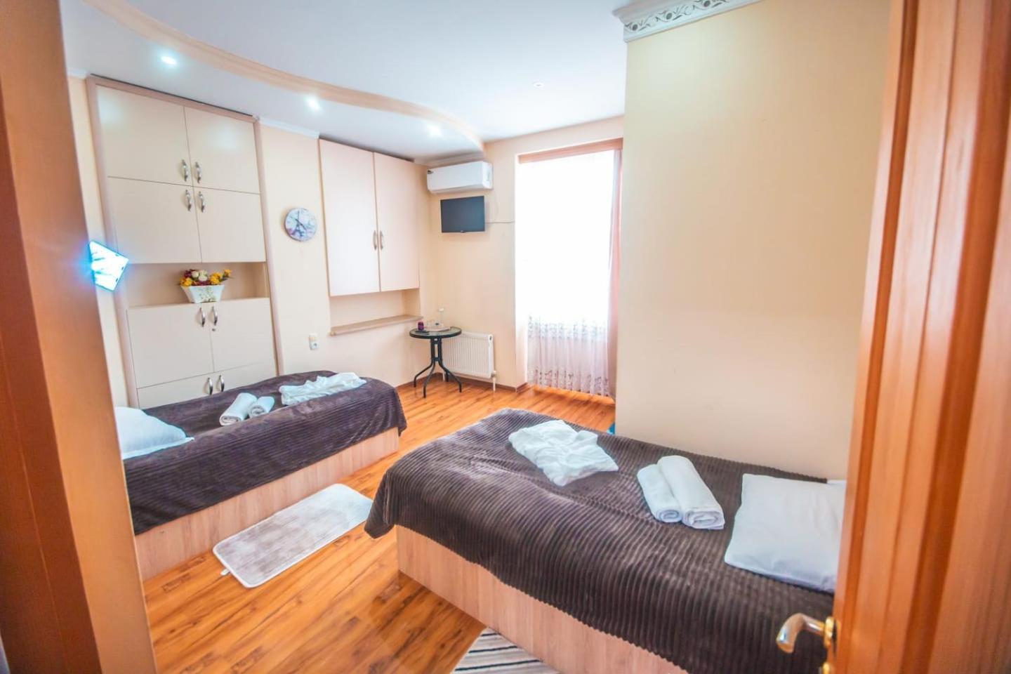 Hotel Caravan Palace Kʼutʼaisi Exterior foto