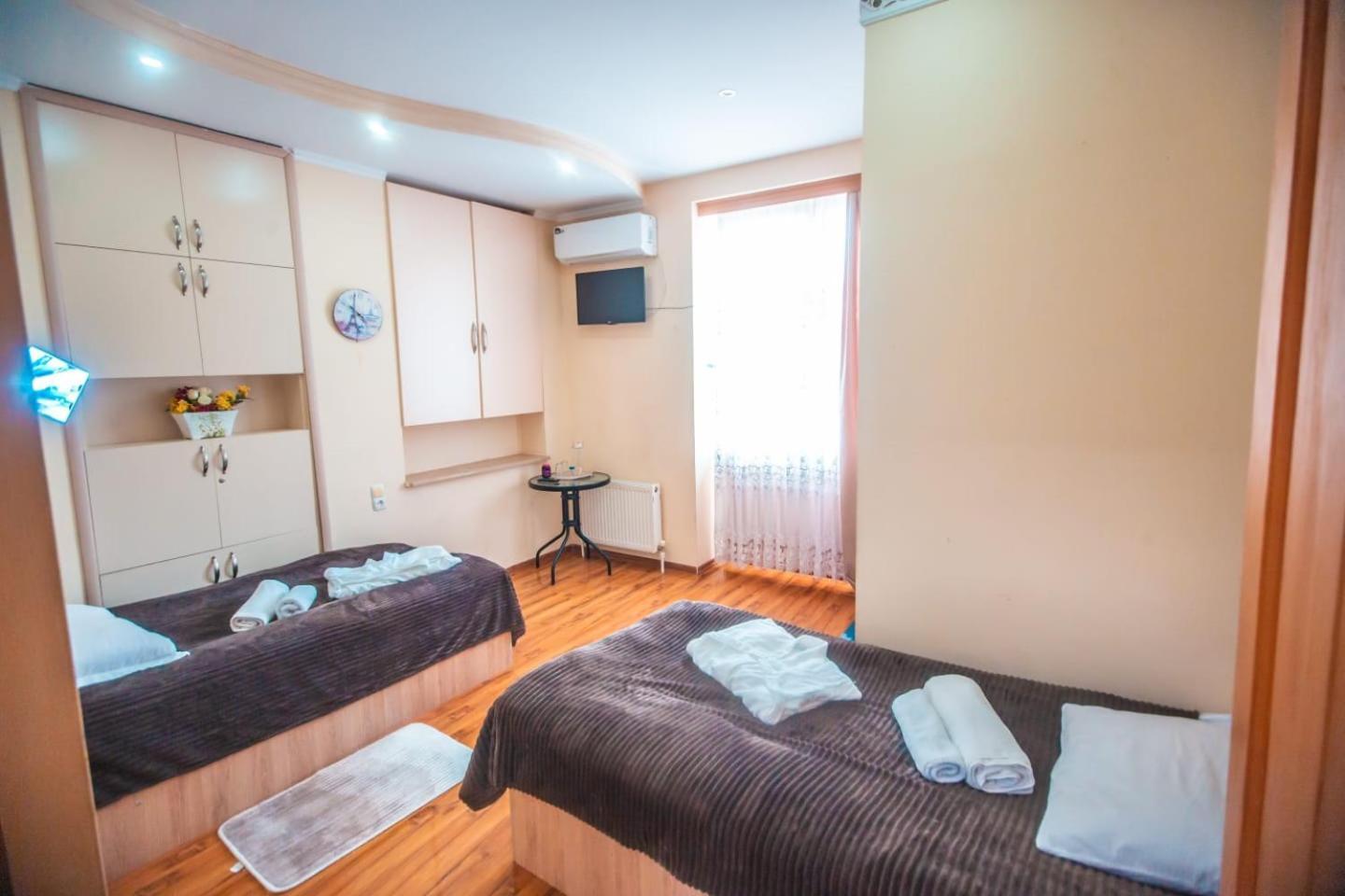 Hotel Caravan Palace Kʼutʼaisi Exterior foto